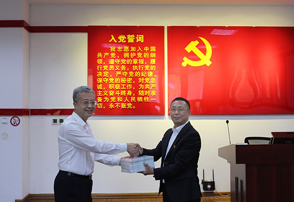 接受東北院企發(fā)部黨支部贈(zèng)送書籍.jpg